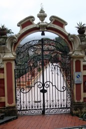 Gate